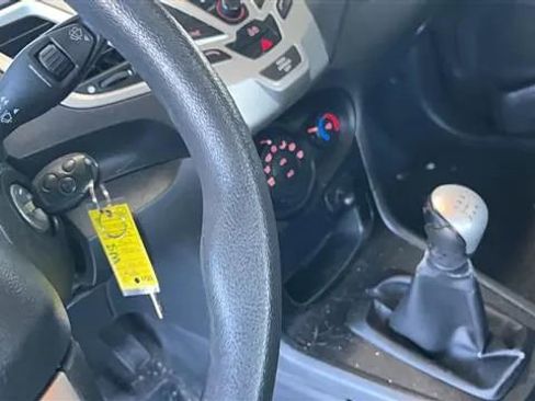 Used 2013 Ford Fiesta SE image 3