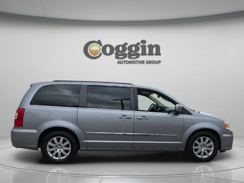 Used 2013 Chrysler Town & Country Touring FWD image 6