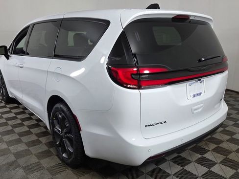New 2026 Chrysler Pacifica Select image 5