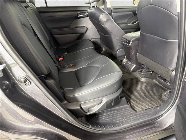 Used 2025 Toyota Highlander XLE AWD/4WD image 16