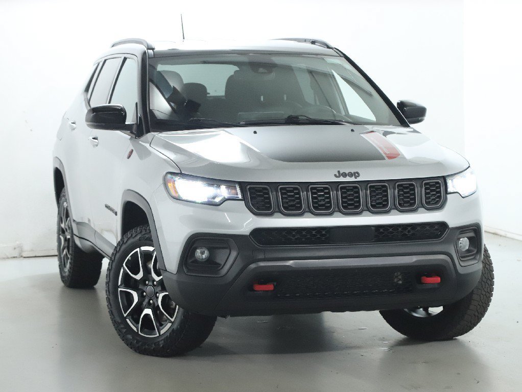 Used 2025 Jeep Compass Trailhawk AWD/4WD image 2