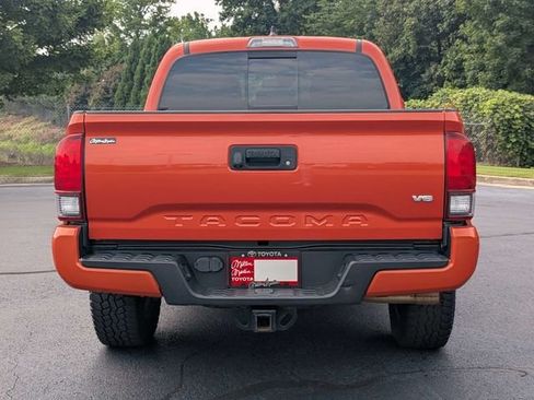 Used 2018 Toyota Tacoma TRD Sport AWD/4WD image 9