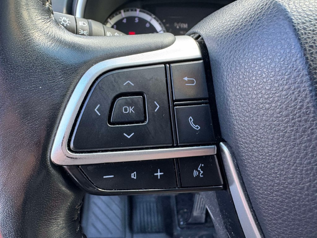 Used 2022 Toyota Highlander XLE AWD/4WD image 22