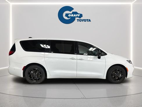 Used 2024 Chrysler Pacifica Limited FWD image 6