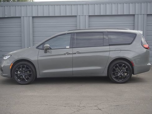 Used 2022 Chrysler Pacifica Touring-L w/ S Appearance Package AWD/4WD image 2