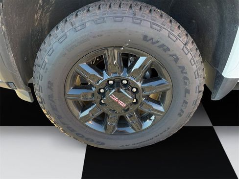 Used 2024 GMC Sierra 2500 AT4 w/ AT4 Preferred Package image 14