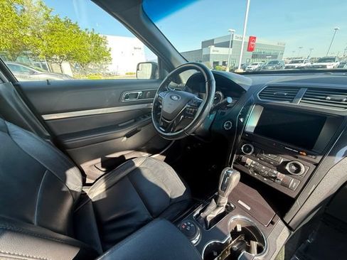 Used 2018 Ford Explorer XLT w/ Equipment Group 202A AWD/4WD image 18