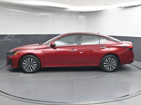 Certified 2024 Nissan Altima 2.5 SV w/ SV Premium Package FWD image 4