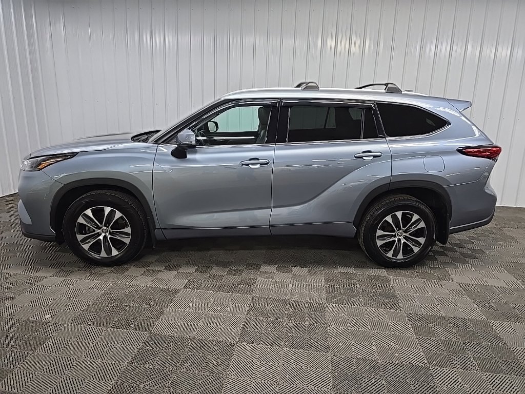 Used 2022 Toyota Highlander XLE AWD/4WD image 5