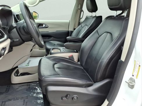 Used 2023 Chrysler Pacifica Touring-L FWD image 22