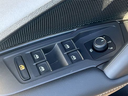 New 2026 Volkswagen Tiguan SE FWD image 17