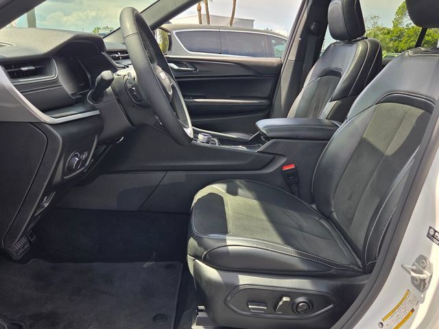 Used 2025 Jeep Grand Cherokee Altitude AWD/4WD image 10