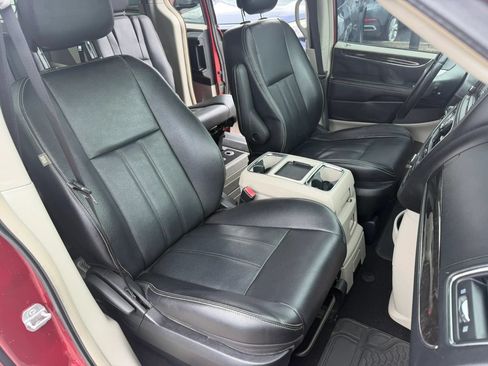 Used 2014 Chrysler Town & Country Touring FWD image 10