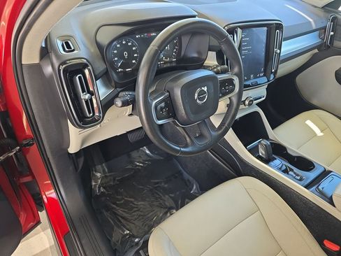 Used 2019 Volvo XC40 T4 Momentum FWD image 10
