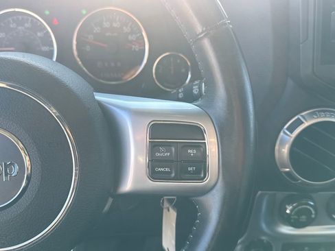 Used 2015 Jeep Wrangler Unlimited Rubicon image 17