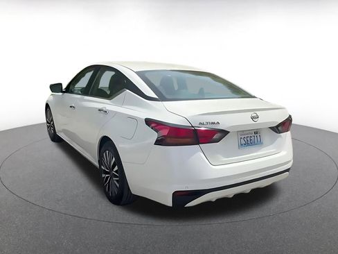 Used 2025 Nissan Altima 2.5 SV FWD image 11