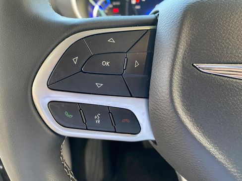 Used 2024 Chrysler Pacifica Limited FWD image 53