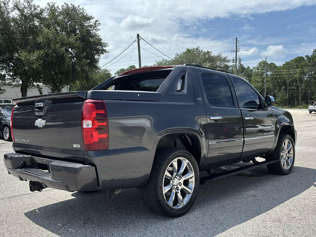 Used 2011 Chevrolet Avalanche LTZ AWD/4WD image 6