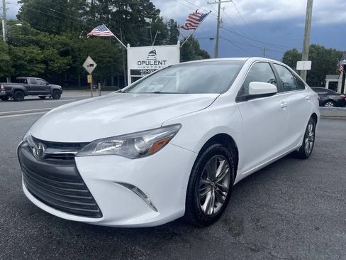 Used 2017 Toyota Camry SE FWD image 3