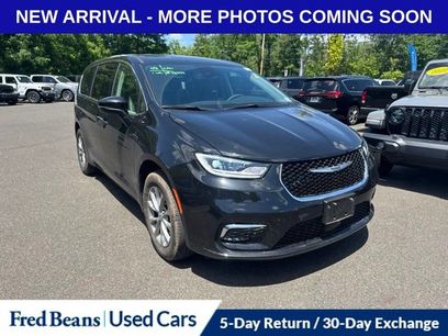 Used 2023 Chrysler Pacifica Touring-L w/ Uconnect Theater Family Group