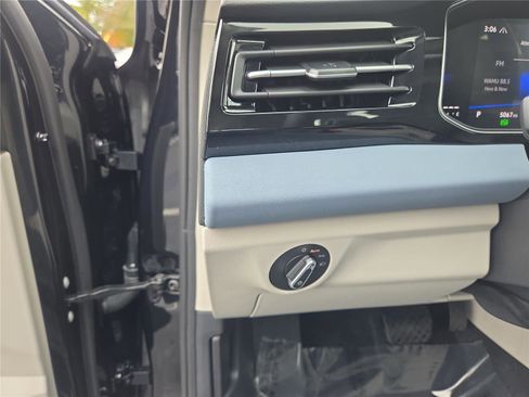 Certified 2025 Volkswagen Jetta SE w/ Sunroof Package image 13