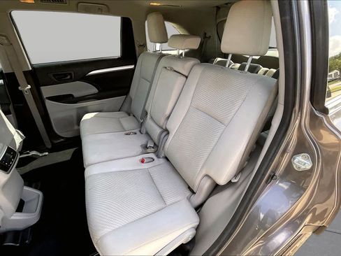 Used 2018 Toyota Highlander LE FWD image 20