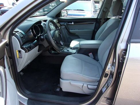 Used 2013 Kia Sorento LX image 7