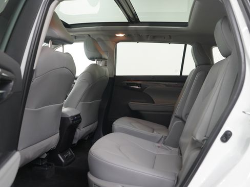 Used 2024 Toyota Highlander Platinum AWD/4WD image 19