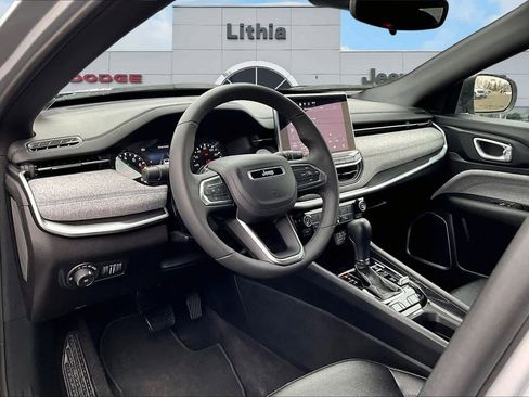 Used 2024 Jeep Compass Latitude image 2