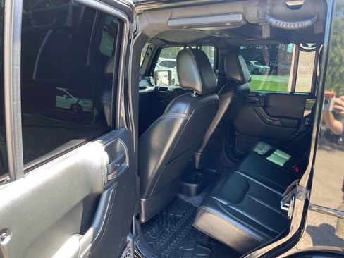 Used 2017 Jeep Wrangler Unlimited Rubicon w/ Connectivity Group image 24