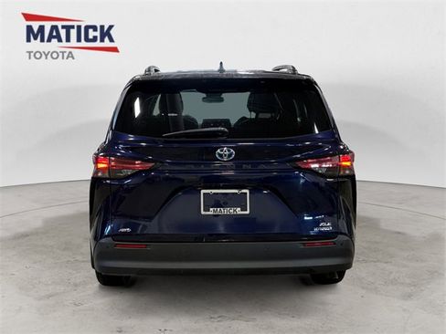 Used 2022 Toyota Sienna XLE image 6