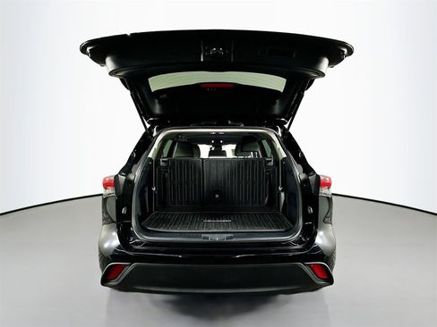 Certified 2023 Toyota Highlander L image 24