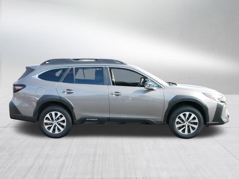 Used 2023 Subaru Outback Premium image 8