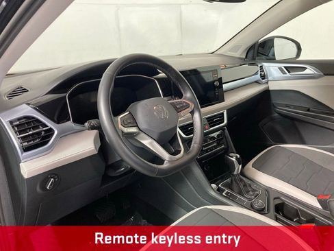 Used 2025 Volkswagen Taos SE AWD/4WD image 14