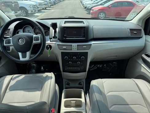 Used 2013 Volkswagen Routan SE FWD image 12