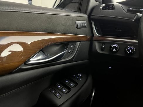Used 2020 Cadillac Escalade Premium Luxury image 25