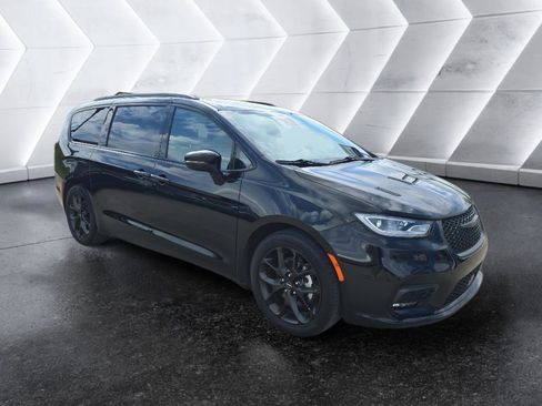 Used 2025 Chrysler Pacifica Limited FWD image 5