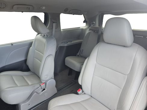 Used 2018 Toyota Sienna XLE image 14