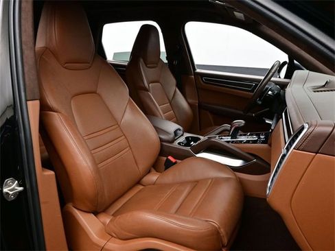 Used 2023 Porsche Cayenne Turbo image 17