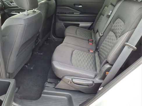 Used 2022 Nissan Pathfinder S FWD image 16