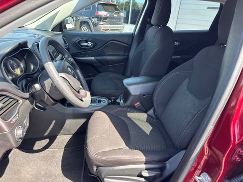 Used 2020 Jeep Cherokee Latitude FWD image 9