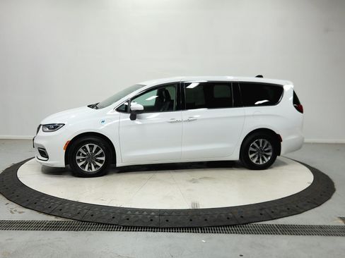 Used 2023 Chrysler Pacifica Touring-L FWD image 5