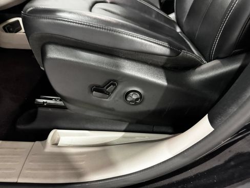 Used 2024 Chrysler Pacifica Touring-L FWD image 18