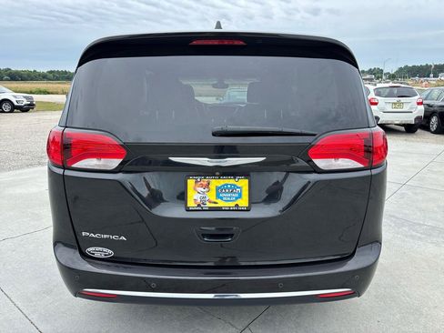 Used 2017 Chrysler Pacifica Touring-L FWD image 5