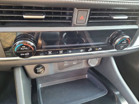 Used 2024 Nissan Rogue SV image 19