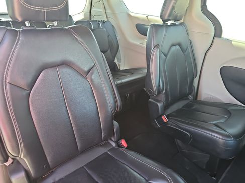 Used 2022 Chrysler Pacifica Touring-L FWD image 18