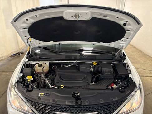 Used 2020 Chrysler Pacifica Touring-L FWD image 8