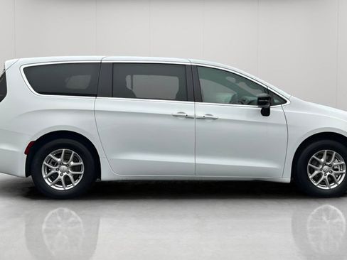 New 2026 Chrysler Voyager LX image 3