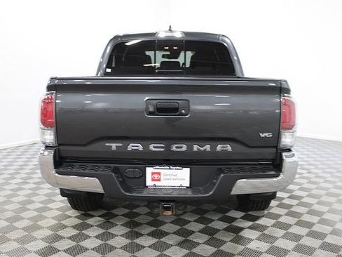 Certified 2022 Toyota Tacoma TRD Off-Road AWD/4WD image 5