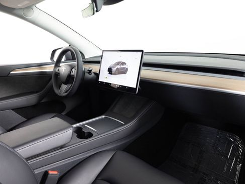 Used 2025 Tesla Model Y Long Range RWD image 26